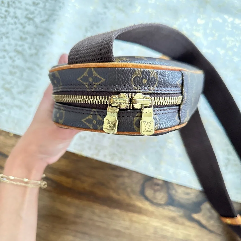 Louis Vuitton Gange Monogram Crossbody - Picture 14 of 16
